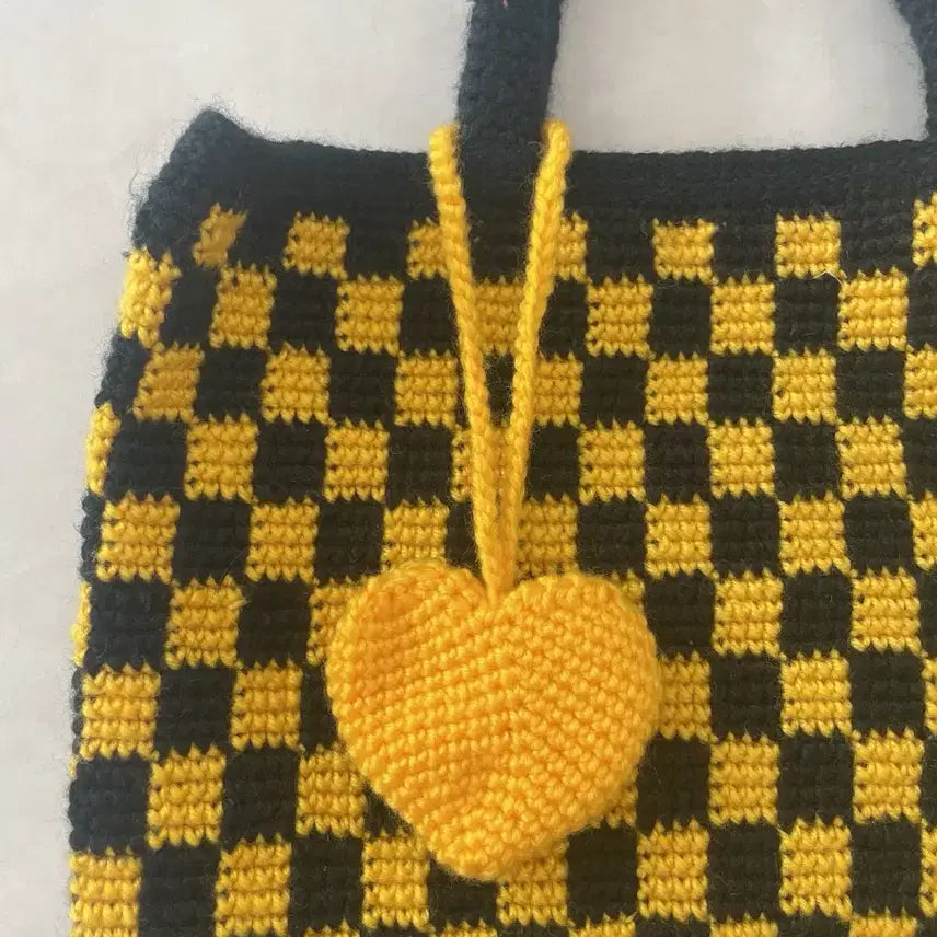[BUNJANG] Handmade Checkered Tote Bag with Heart Keychain / 핸드메이드 뜨개 체크무늬 가방 + 하트 키링