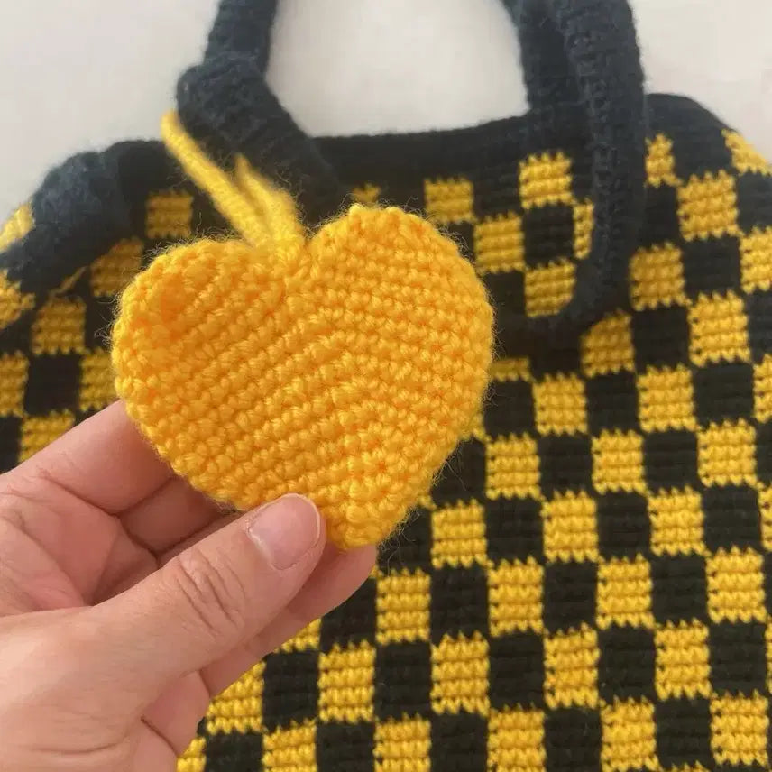 [BUNJANG] Handmade Checkered Tote Bag with Heart Keychain / 핸드메이드 뜨개 체크무늬 가방 + 하트 키링