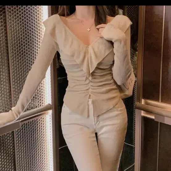 [BUNJANG] Ably V-Neck Collar T-Shirt - Ivory - New / 에이블리 브이넥 카라 티셔츠 (새거,배송비포함)