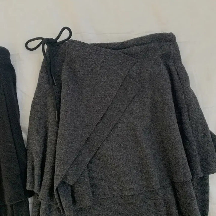 [BUNJANG] VaisoBl Smooth Layered Skirt (Charcoal) / 바이소블 스무스 레이어드 스커트 (차콜)