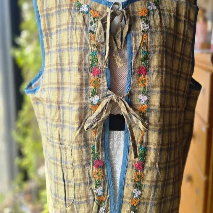 [BUNJANG] Beargrils Flower Embroidery Ribbon Vest / 베어걸스 꽃자수 리본조끼