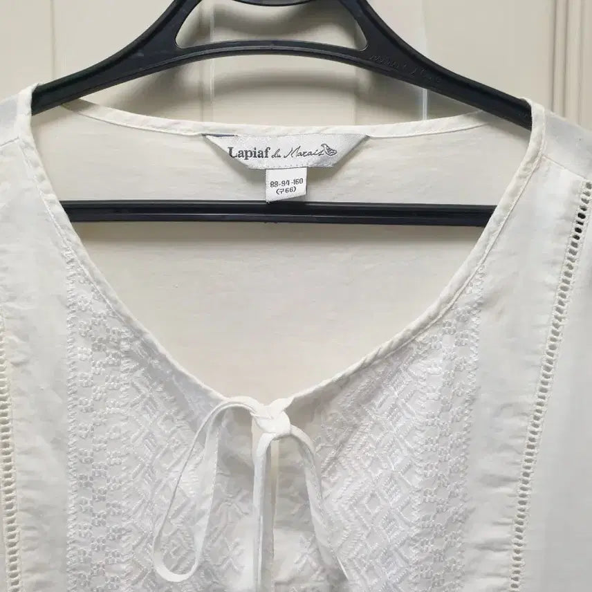 [SOLD OUT] Laplaf  화이트 자수 면블라우스 90
