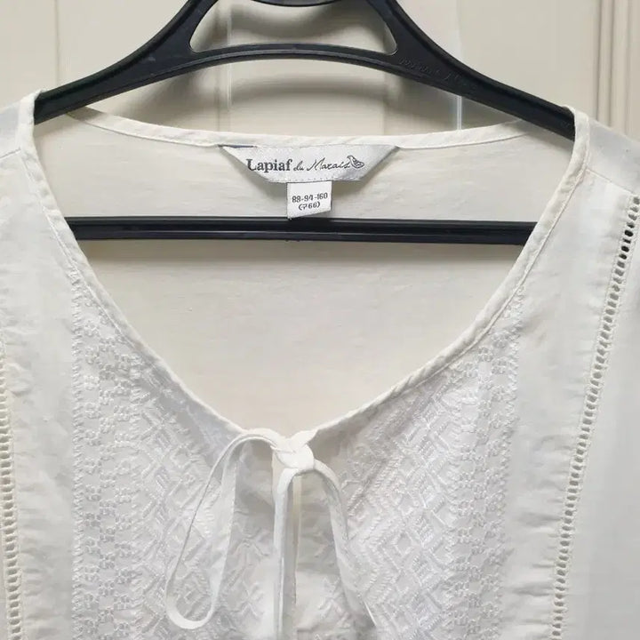 [SOLD OUT] Laplaf  화이트 자수 면블라우스 90