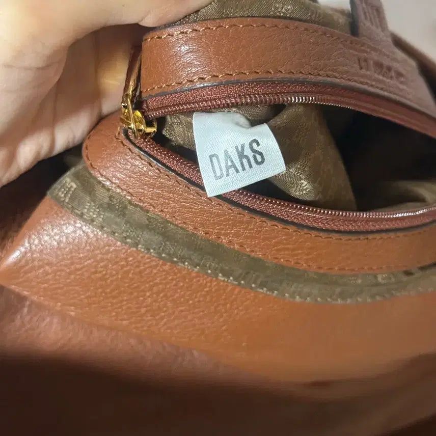 [SOLD OUT] 정품 닥스 DAKS 브라운 엠보 레더 모노그램 숄더백 퍼참