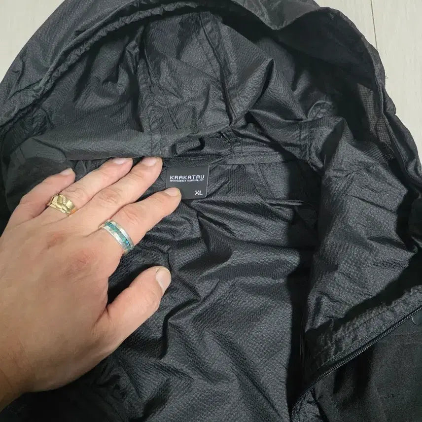 [BUNJANG] Krakatau Black Hooded Windbreaker Jacket / 크라카타우 블랙 후드 짚업 바람막이 자켓