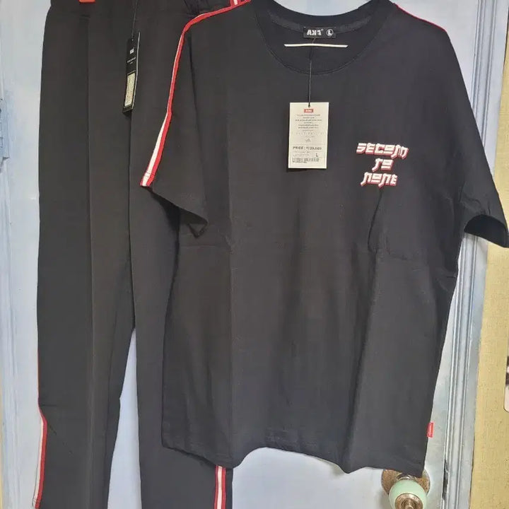 [BUNJANG] ART Black Short Sleeve T-shirt + Training Pants Set / ART 블랙 반팔 티셔츠 + 트레이닝 바지 세트