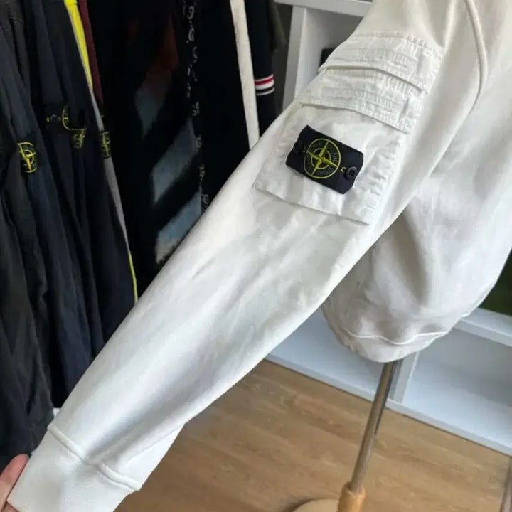 [SOLD OUT] [23FW] 스톤아일랜드 포켓 와펜 패치 맨투맨