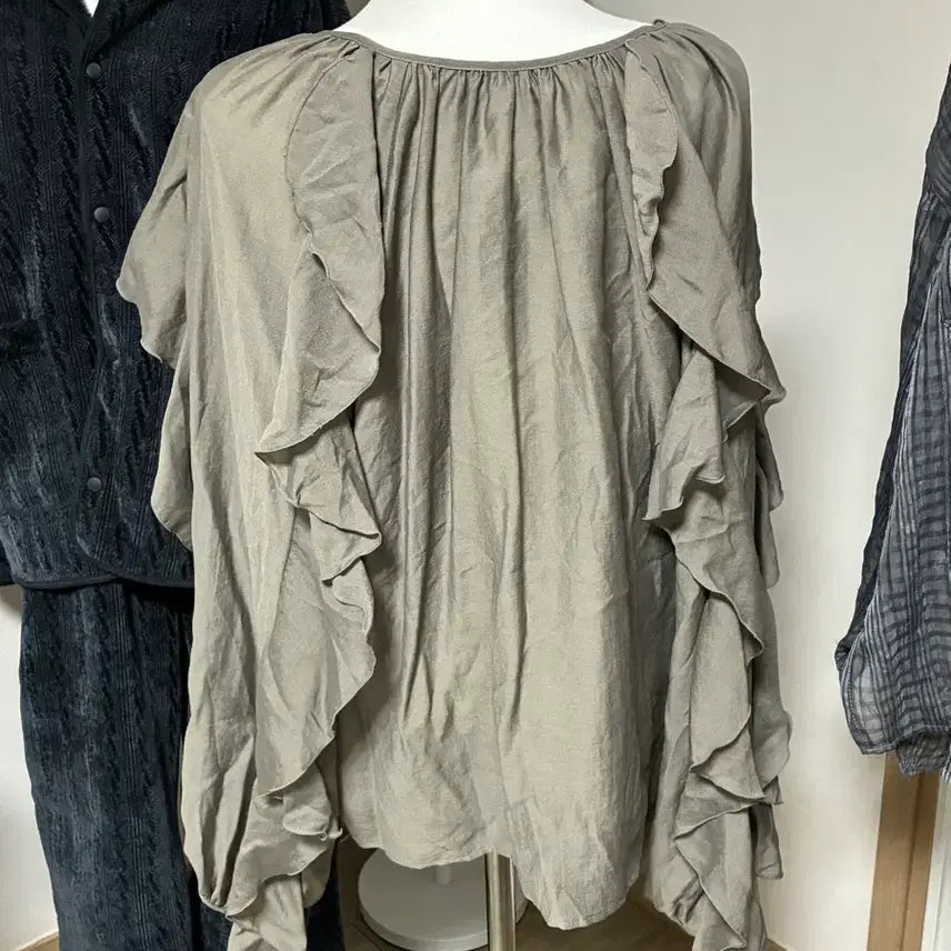 [BUNJANG] Frill Blouse Gray Khaki / 프릴 블라우스 회카키