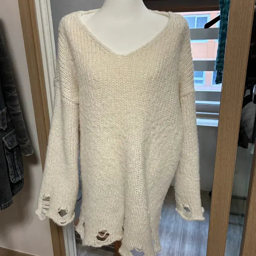 [BUNJANG] Ivory Cut-Out Detail Knit Sweater / 아이보리 데미지 니트
