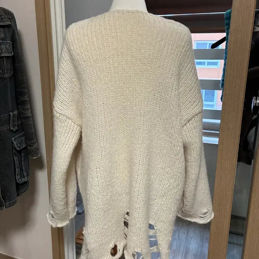 [BUNJANG] Ivory Cut-Out Detail Knit Sweater / 아이보리 데미지 니트