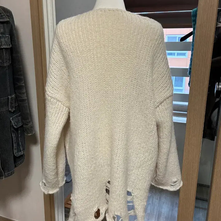 [BUNJANG] Ivory Cut-Out Detail Knit Sweater / 아이보리 데미지 니트