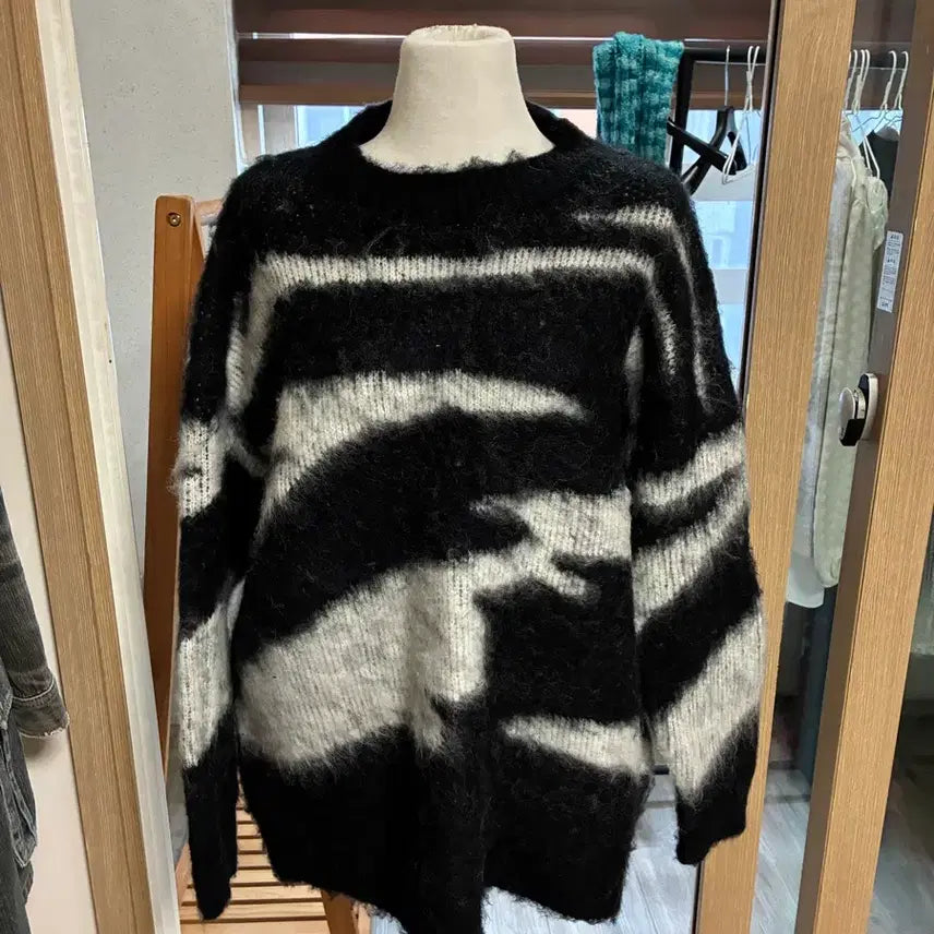 [BUNJANG] Zebra Pattern Knit Sweater / 지브라 패턴 니트