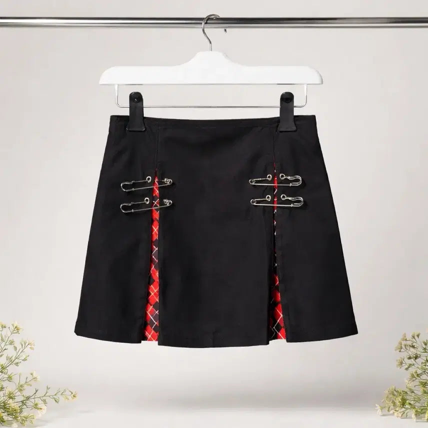 [BUNJANG] Black Mini Skirt with Safety Pin Detail / 새상품:) 블랙 미니스커트 체크 + 안전핀 디테일