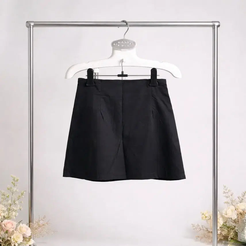 [BUNJANG] Black Mini Skirt with Safety Pin Detail / 새상품:) 블랙 미니스커트 체크 + 안전핀 디테일
