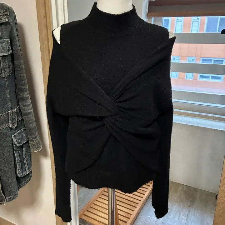 [BUNJANG] Black Twist Knit Sweater / 블랙 꼬임 니트