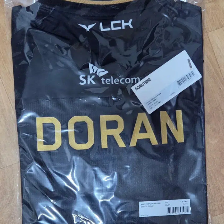 [BUNJANG] T1 Doran Worlds Jersey L Size / 25 월즈 T1 도란 유니폼 L 사이즈 (미개봉)