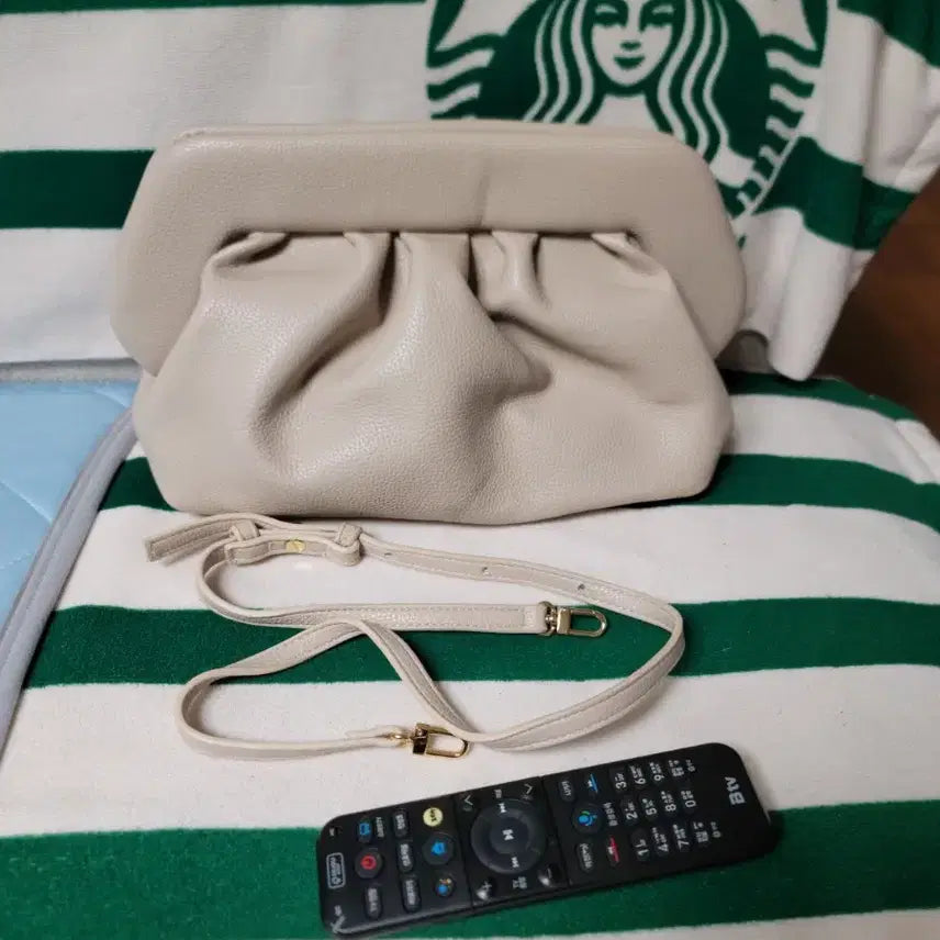 [BUNJANG] TheMoare Leather Beige Clutch Crossbody Bag / 더모아레 클러치 파우치
