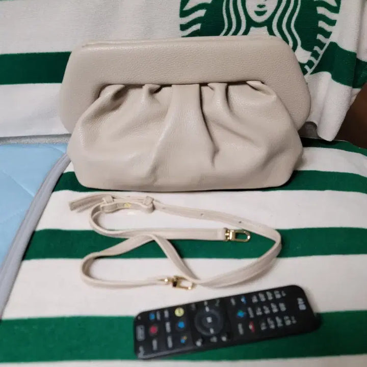 [BUNJANG] TheMoare Leather Beige Clutch Crossbody Bag / 더모아레 클러치 파우치