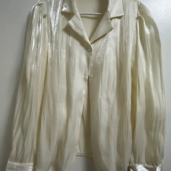 [SOLD OUT] 광택 실크느낌 블라우스