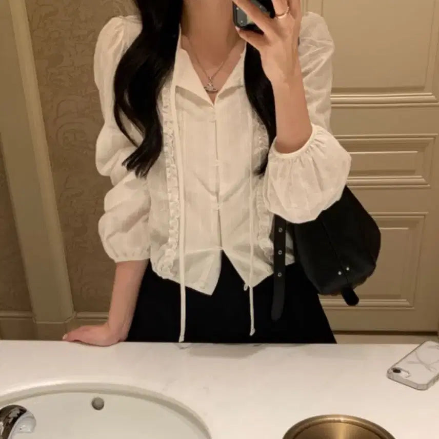 [BUNJANG] Rue &amp; Merry Written Tie Frill Blouse / 에이블리브랜디지그재그 루앤메리 리튼 타이 프릴 블라우스