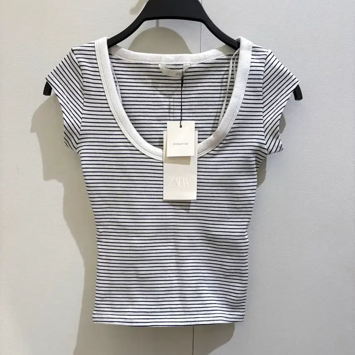 [SOLD OUT] 자라 유넥 반팔 새상품 (미세오염) / 슬림핏 데일리 / 가성비