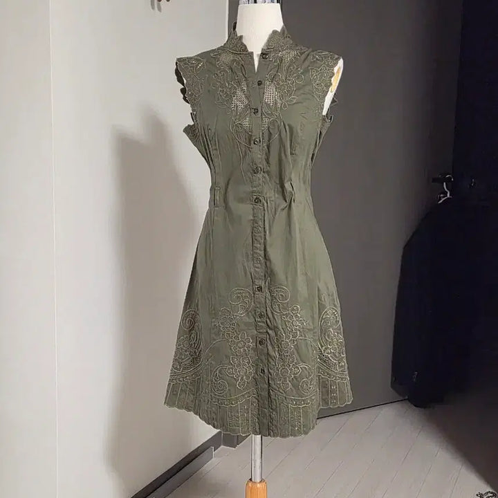 [BUNJANG] Khaki Punching Embroidery Sleeveless Shirt Dress / 카키 펀칭 자수 민소매 셔츠 원피스