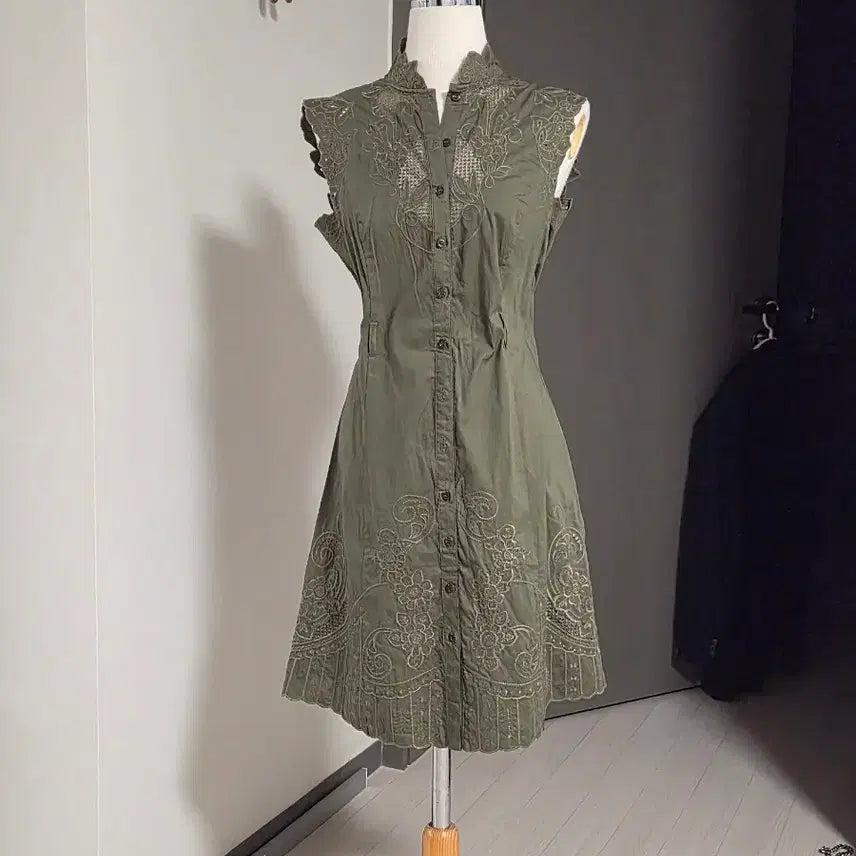 [BUNJANG] Khaki Punching Embroidery Sleeveless Shirt Dress / 카키 펀칭 자수 민소매 셔츠 원피스