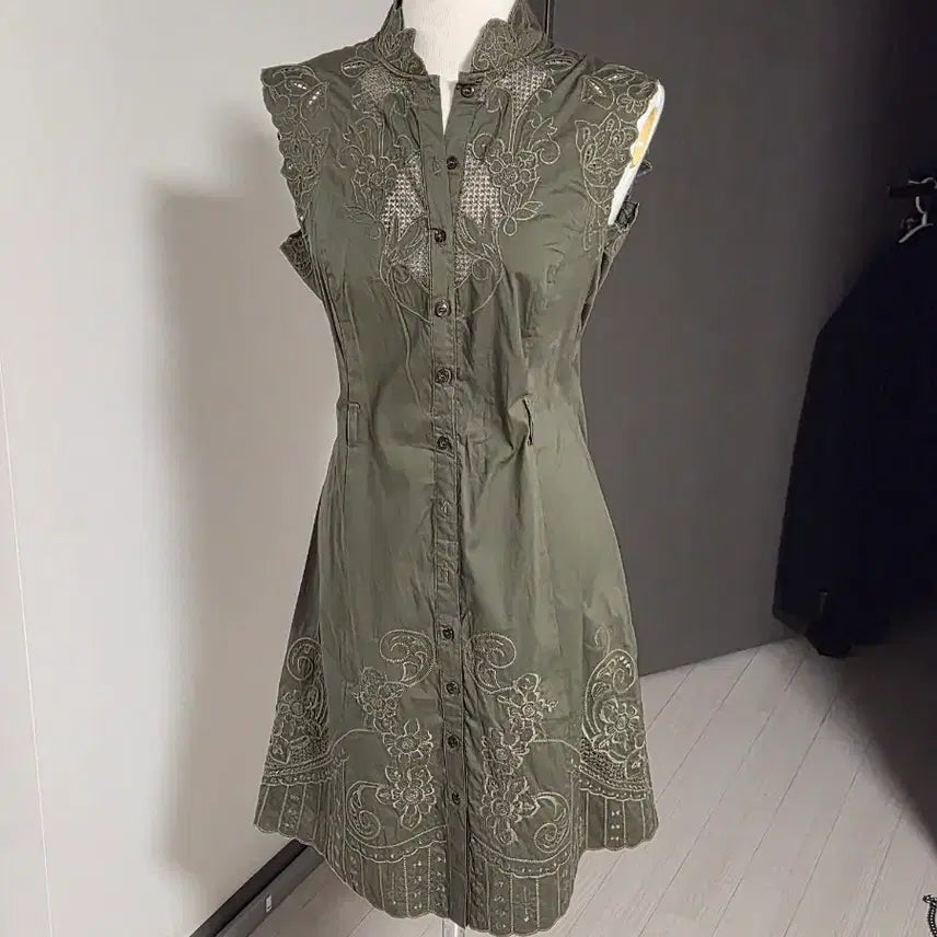 [BUNJANG] Khaki Punching Embroidery Sleeveless Shirt Dress / 카키 펀칭 자수 민소매 셔츠 원피스
