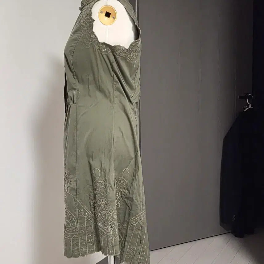 [BUNJANG] Khaki Punching Embroidery Sleeveless Shirt Dress / 카키 펀칭 자수 민소매 셔츠 원피스