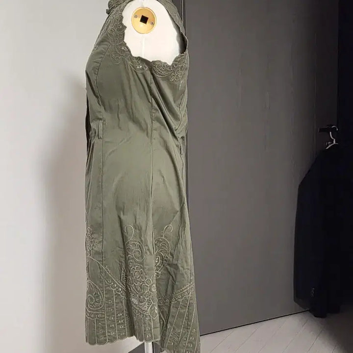 [BUNJANG] Khaki Punching Embroidery Sleeveless Shirt Dress / 카키 펀칭 자수 민소매 셔츠 원피스