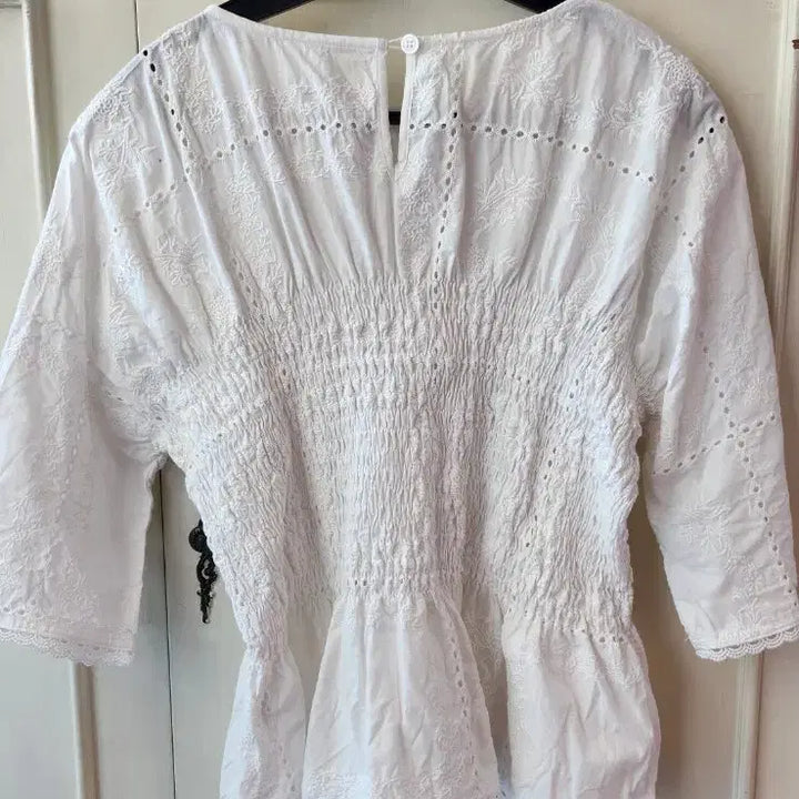 [BUNJANG] Punching Blouse / 펀칭블라우스