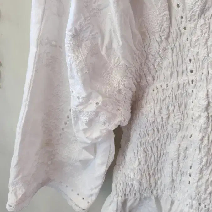 [BUNJANG] Punching Blouse / 펀칭블라우스