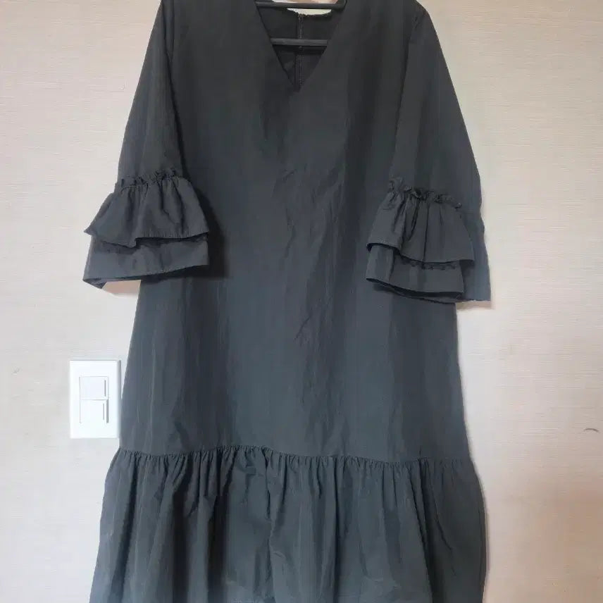 [BUNJANG] Black Flare Dress with Ruffle Sleeves / 러플 소매 플레어 블랙 원피스