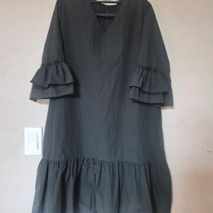 [BUNJANG] Black Flare Dress with Ruffle Sleeves / 러플 소매 플레어 블랙 원피스