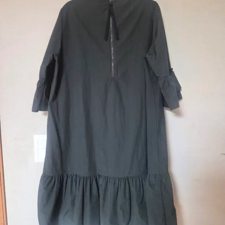 [BUNJANG] Black Flare Dress with Ruffle Sleeves / 러플 소매 플레어 블랙 원피스