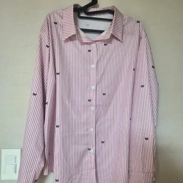 [BUNJANG] Pink Stripe Ribbon Embroidered Shirt / 핑크 스트라이프 리본 자수 셔츠