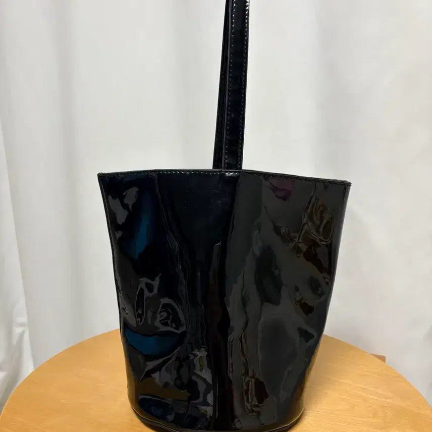 [BUNJANG] Black Enamel Bucket Tote Bag / 에나멜 버킷뱃 버켓백 토트백