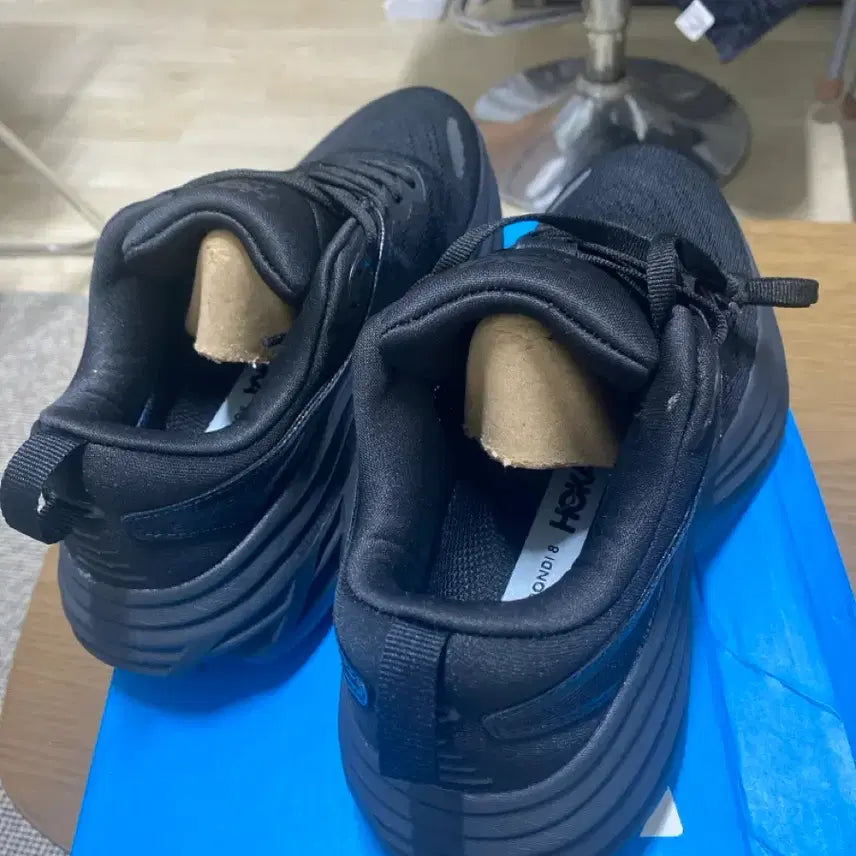 [SOLD OUT] 호카 본디8 레귤러 235 새상품