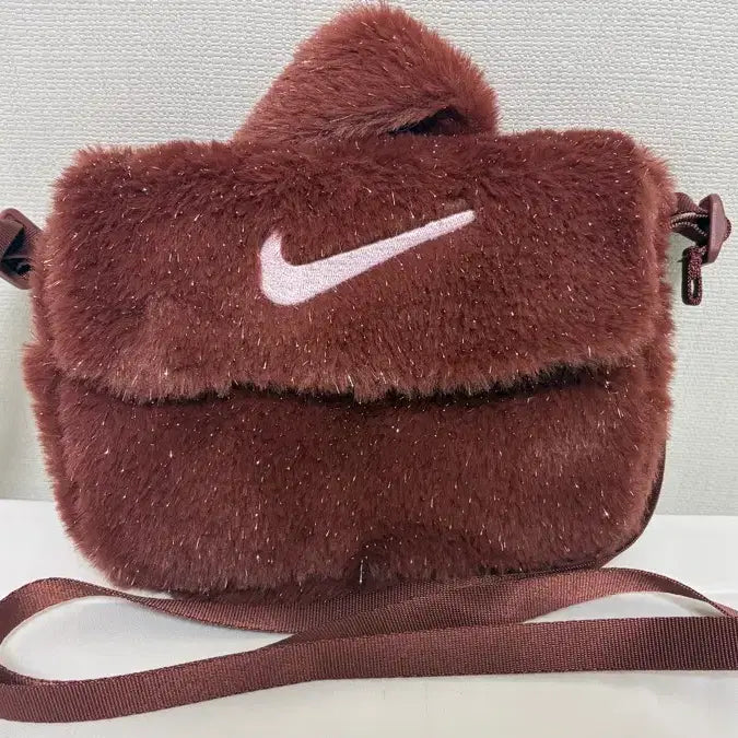 [BUNJANG] Nike Faux Fur Mini Crossbody Bag / 나이키 인조퍼 크로스백 핑크