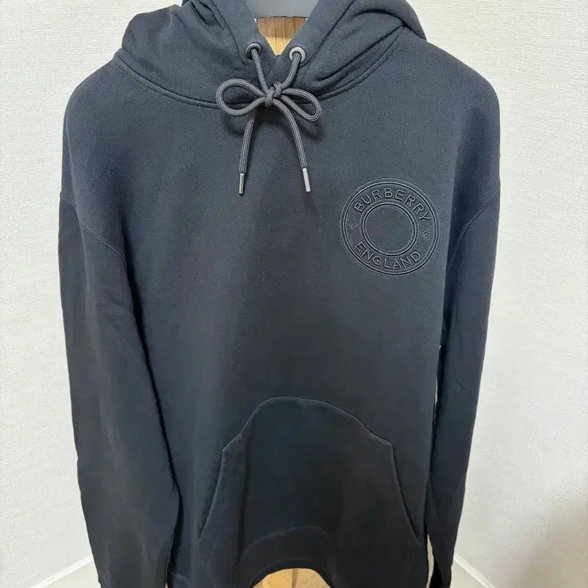 [BUNJANG] Burberry Embossed Logo Black Hoodie / (L) 버버리 엠보 로고 블랙 후드티