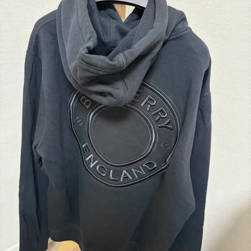 [BUNJANG] Burberry Embossed Logo Black Hoodie / (L) 버버리 엠보 로고 블랙 후드티