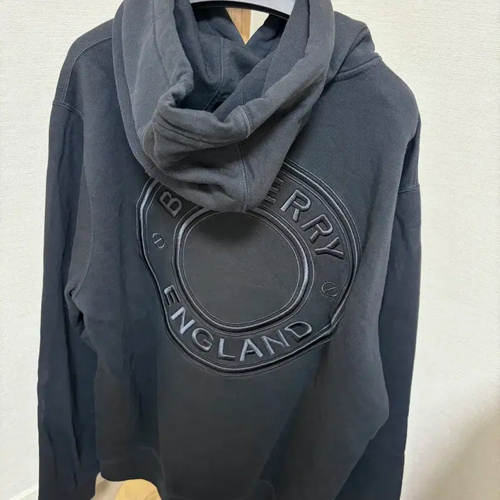 [BUNJANG] Burberry Embossed Logo Black Hoodie / (L) 버버리 엠보 로고 블랙 후드티