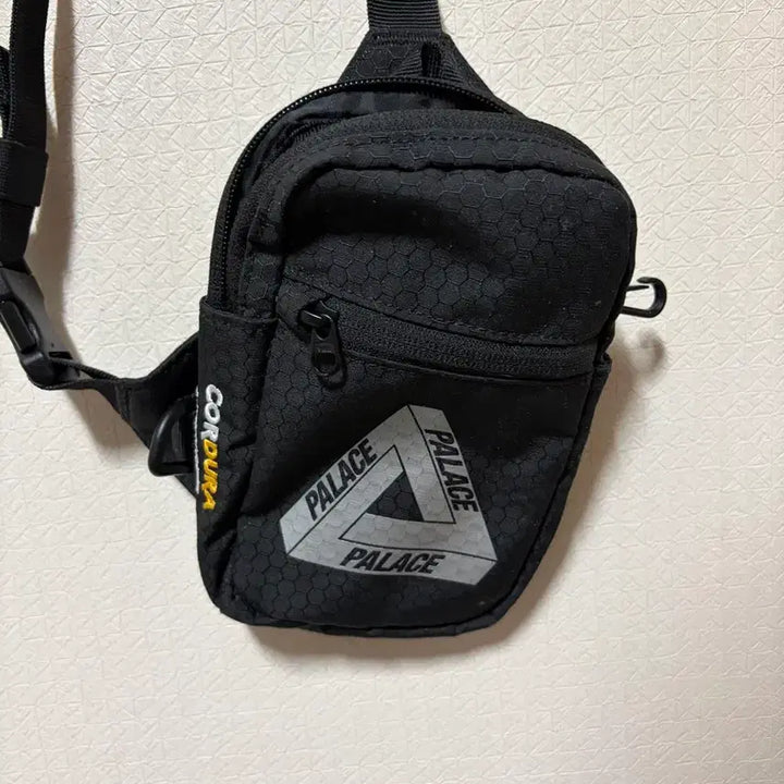 [BUNJANG] Palace Corduroy Two-Way Shot Bag Black / 팔라스 코듀로이 투웨이 샷 백 블랙