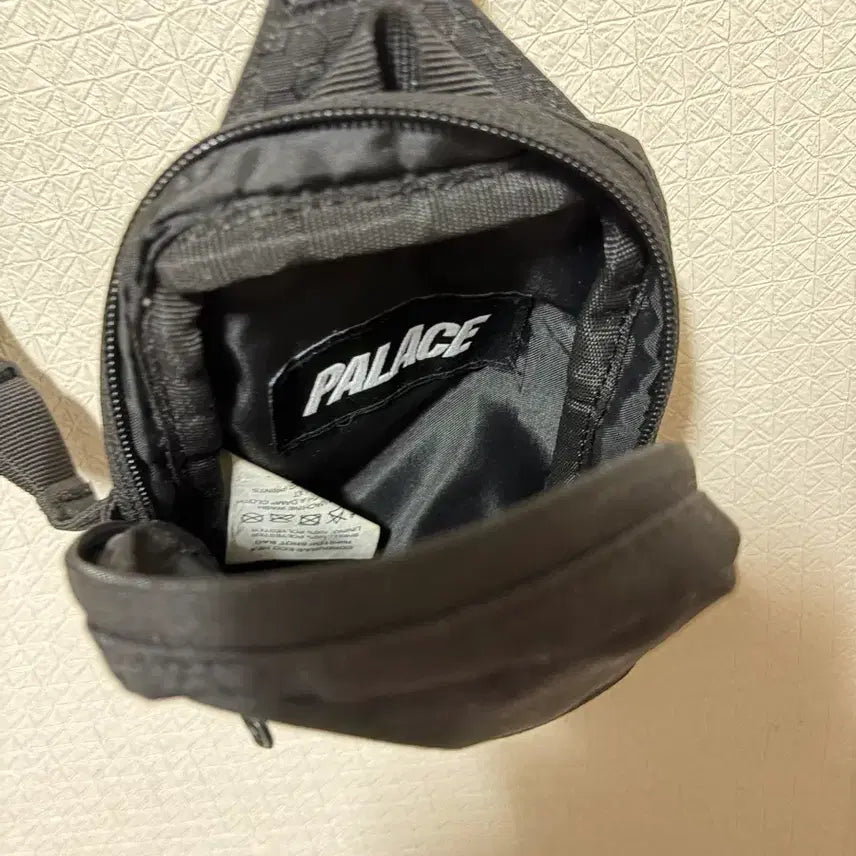 [BUNJANG] Palace Corduroy Two-Way Shot Bag Black / 팔라스 코듀로이 투웨이 샷 백 블랙
