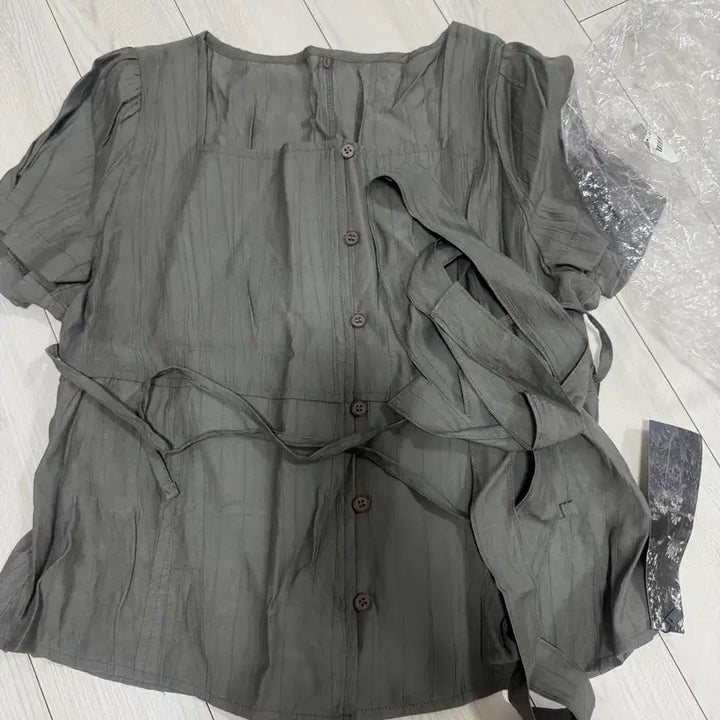 [BUNJANG] Noviyaka Scarf Blouse Khaki / [새상품]노비야카 스카프 블라우스 카키