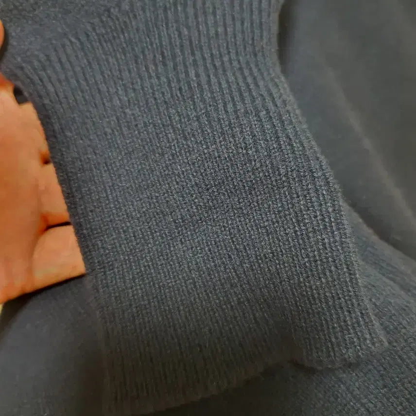 [BUNJANG] Burberry Archive Pure Lambswool V-Neck Knit Dark Navy 42 / 새상품급 버버리 아카이브 퓨어 램스울 브이넥 니트 다크네이비 42 105