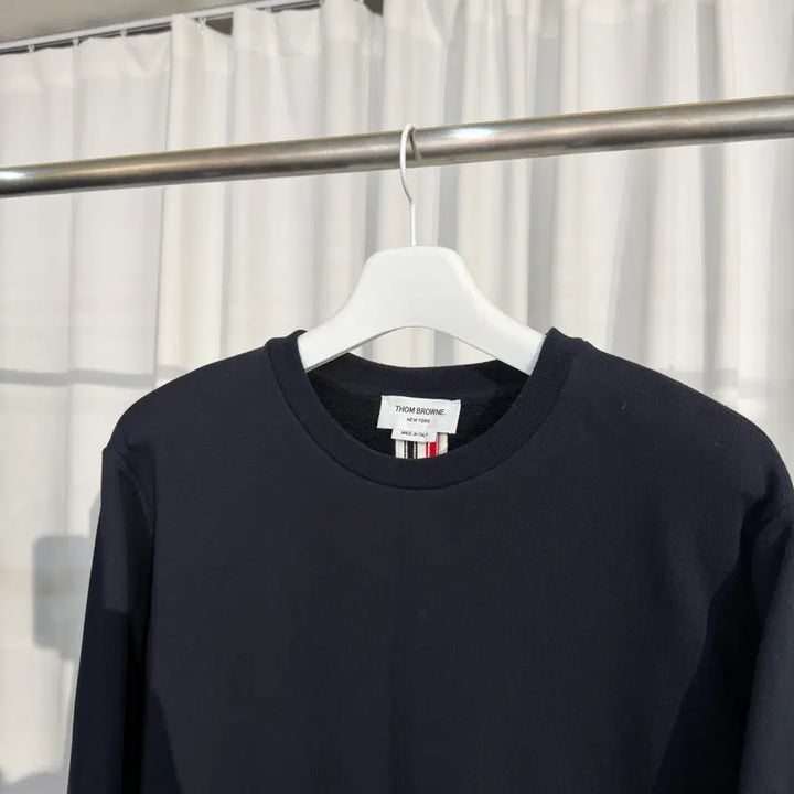 [SOLD OUT] 톰브라운 백삼선 맨투맨 MJT085A
