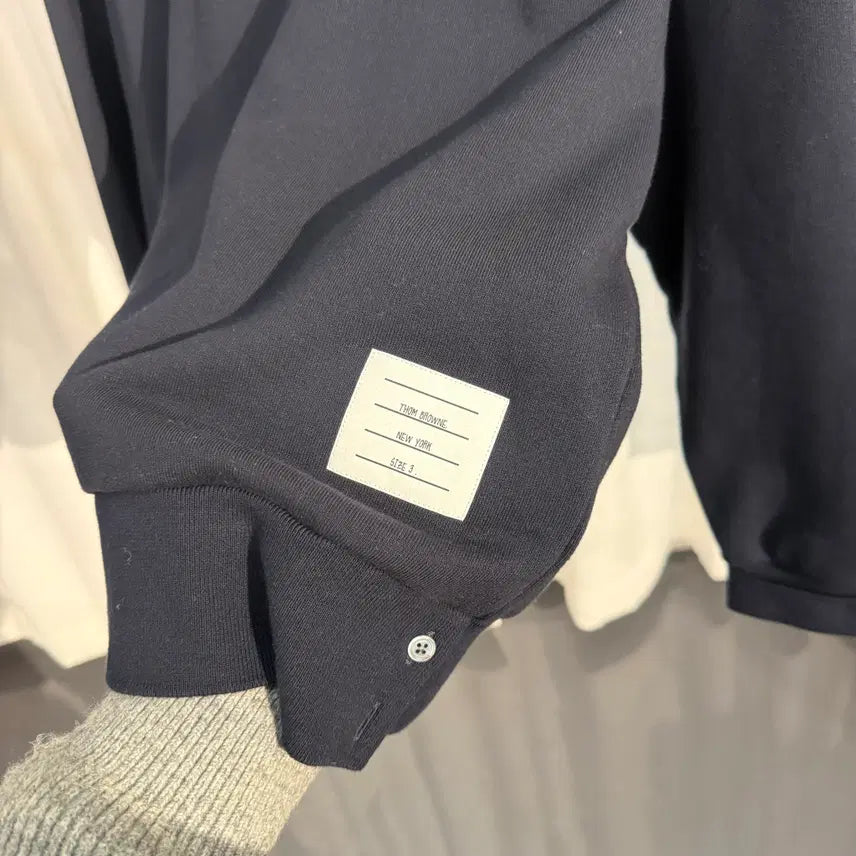 [SOLD OUT] 톰브라운 백삼선 맨투맨 MJT085A