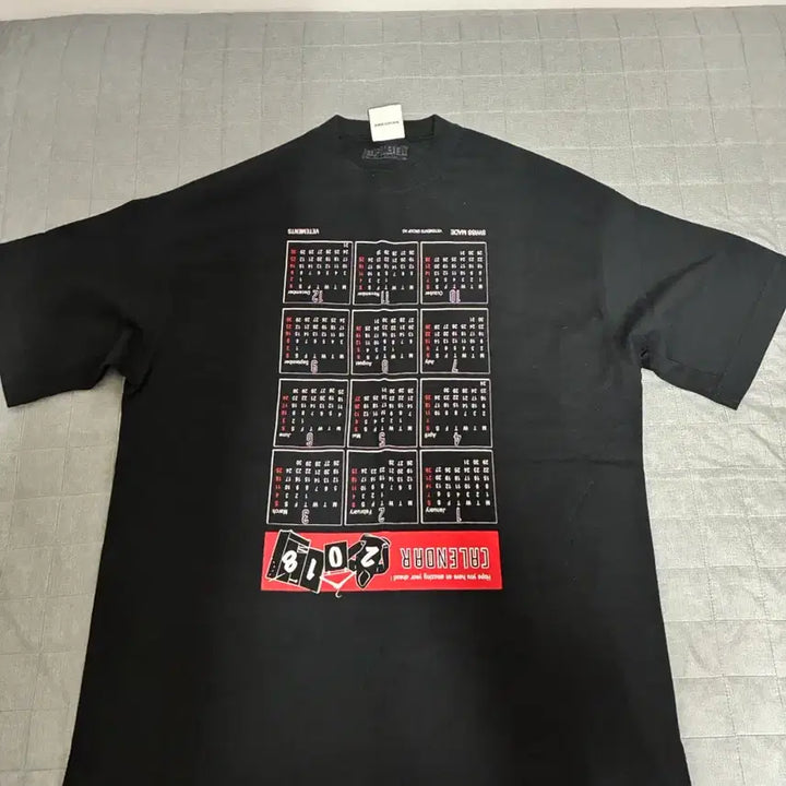 [BUNJANG] VETEMENTS Calendar Short Sleeve T-Shirt Black / [S] 베트멍 캘린더 반팔 티셔츠 블랙