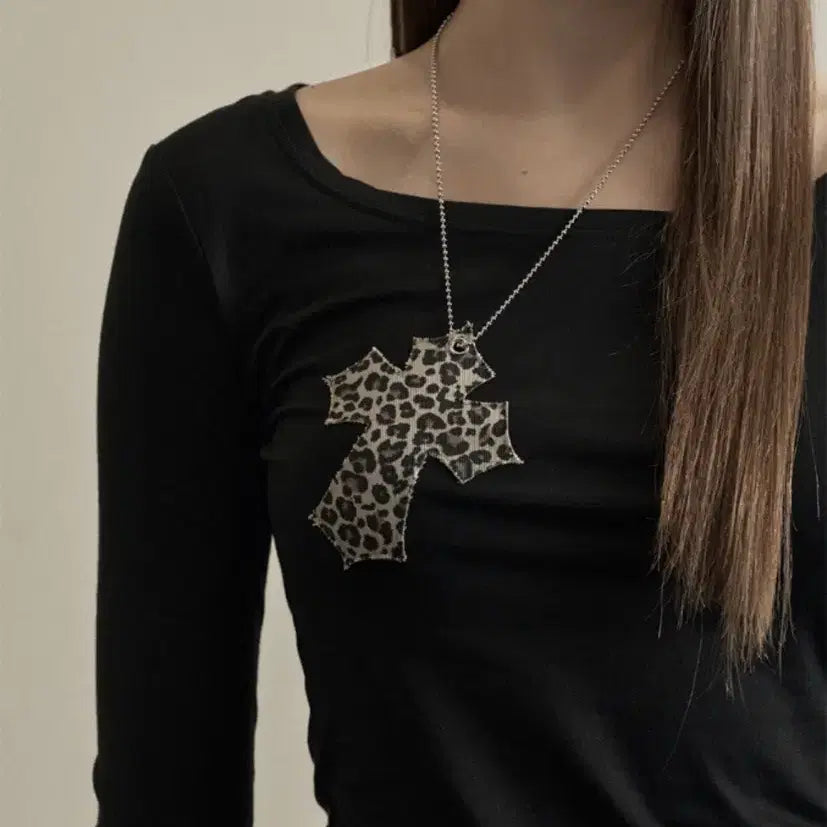 [BUNJANG] illiyoo Black Leopard Cross Necklace Top / 일리오 Black leopard cross necklace top